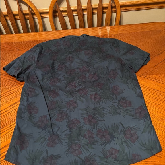 Men's Floral Patterned Button Down Shirt - Picture 6 of 11